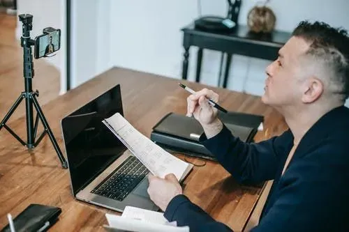 Tableau propre avec cartes et éléments turquoise sur fond sombre