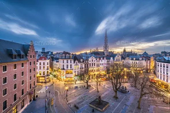 Bruxelles au crépuscule, vue aérienne de la Grand-Place et des toits illuminés