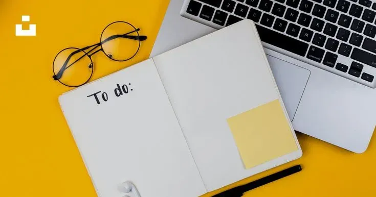 Carnet organisé avec stylos et surligneurs turquoise sur table sombre